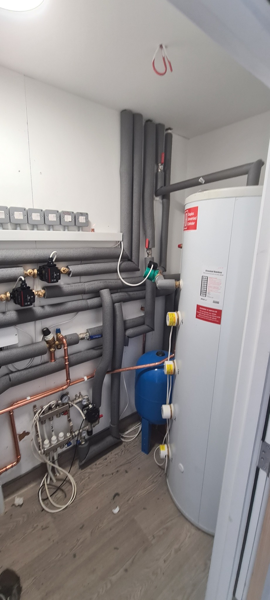 Cylinder and heating system installation with insulated pipework
